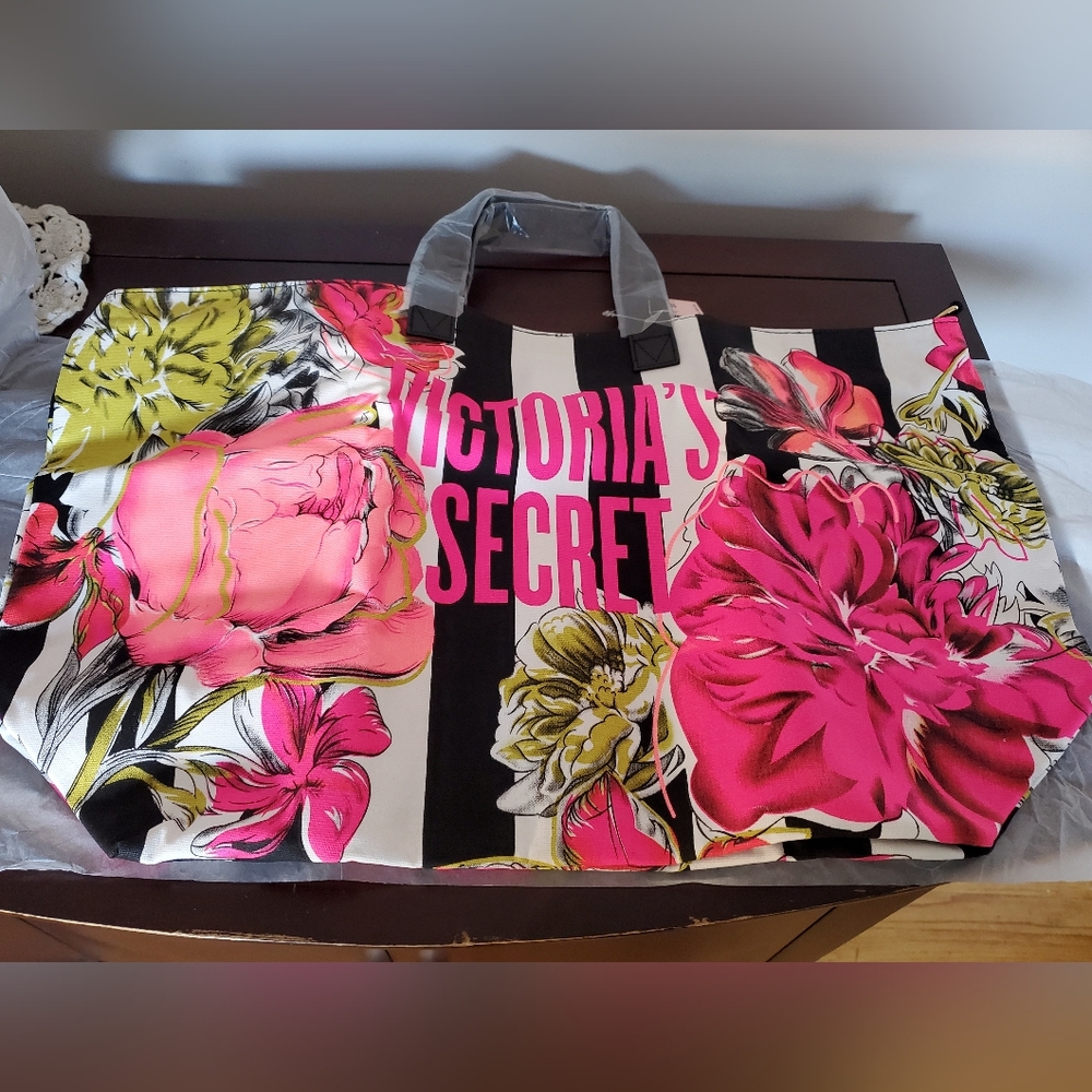 LAST CALL Victoria's Secret New Floral Print Bag. I ship daily!